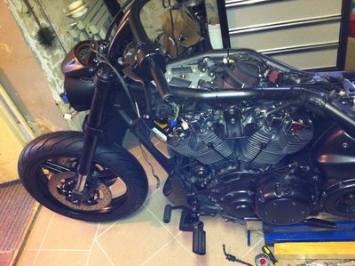 Airbox entfernt, Zündspulen nach oben gelegt, K6N auf den Ansaugstutzen