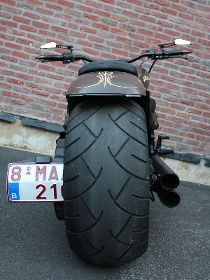 Das Kennzeichen wird etwas vom Reifen verdeckt.